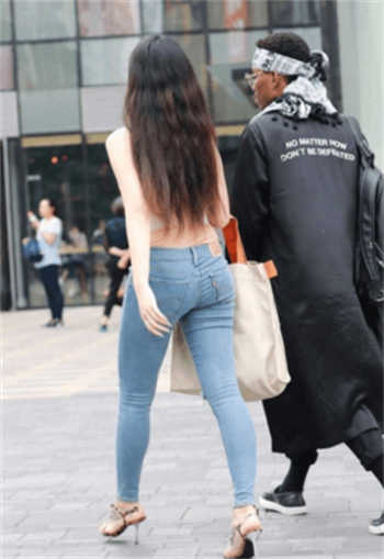 商务旅行戴绿绿帽子