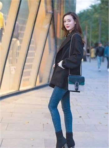 偷闻老师办公室里的鞋