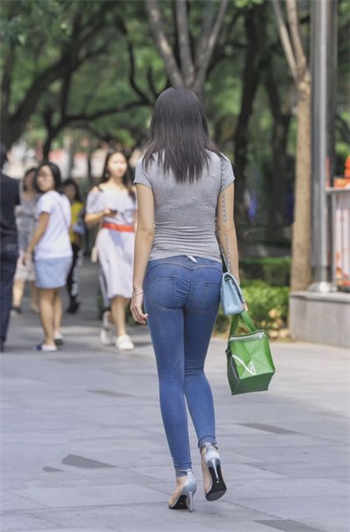 白雪与校长的故事