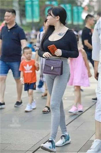 偷闻老师办公室里的鞋