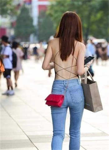 女排裤子勒出褶皱