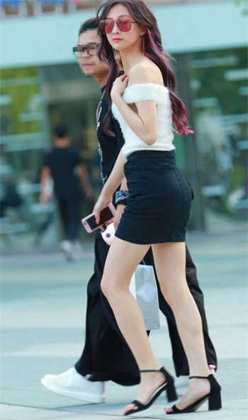 打扑克男女不盖被子