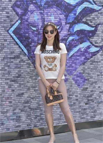 离婚后和狗狗在家里做房亊