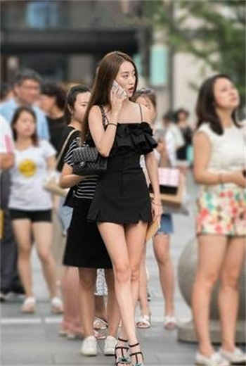 我和快递小哥在电梯度