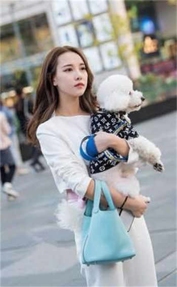去外地出差的美丽妻子