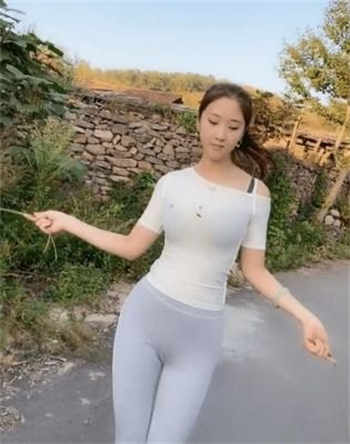 李茹和公客厅24章